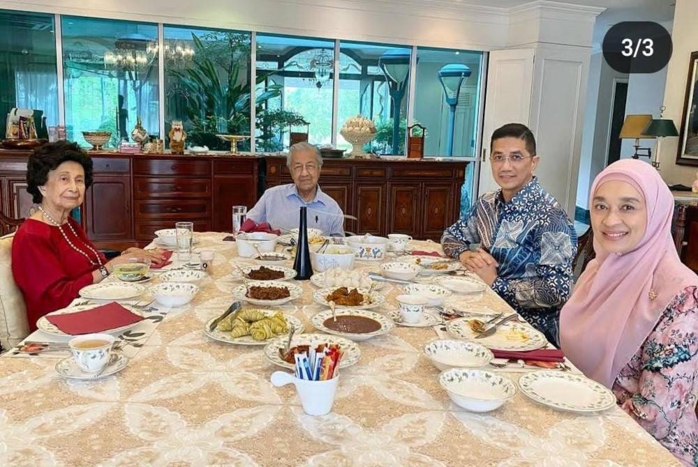 Mohamed Azmin (dua dari kanan) dan Shamsidar (kanan) menziarahi Dr Mahathir (dua dari kiri) dan Siti Hasmah (kiri) pada petang Ahad. - Foto Instagram azmin_ali