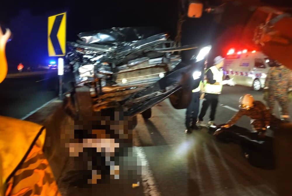 Anggota bomba dari BBP Kuala Lipis membantu mengeluarkan mayat mangsa yang terperosok di bawah kereta selepas terbabit kemalangan melibatkan lima kenderaan berhampiran susur keluar Felda Chegar Perah, Lebuhraya Central Spine Road (CSR), Lipis pada awal pagi Isnin.