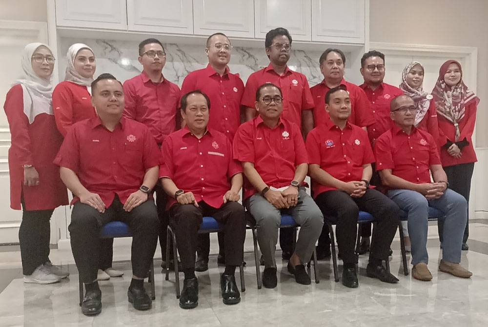 Mohamed Khaled (duduk, tengah) bergambar bersama kepimpinan UMNO Johor pada Ahad.