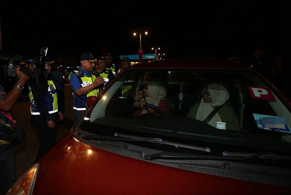 Lokman membuat pemeriksaan ke atas sebuah kenderaan semasa Ops Hari Raya Aidiladha (HRA) 2023 di Alor Setar pada malam Ahad.