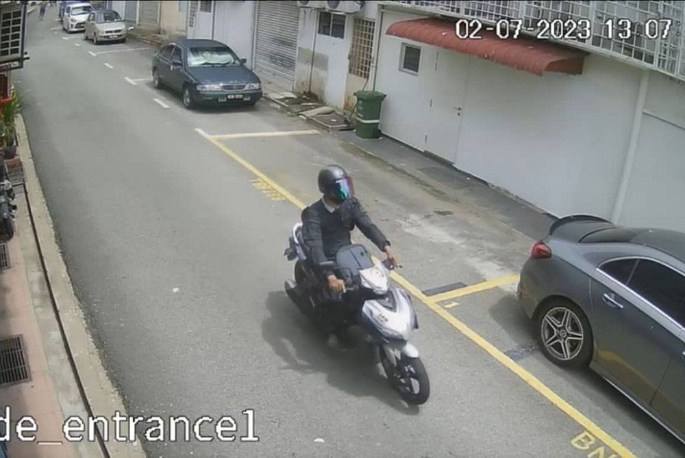 Kehadiran lelaki bermotosikal disyaki suspek yang dirakam CCTV di premis berhampiran lokasi kejadian