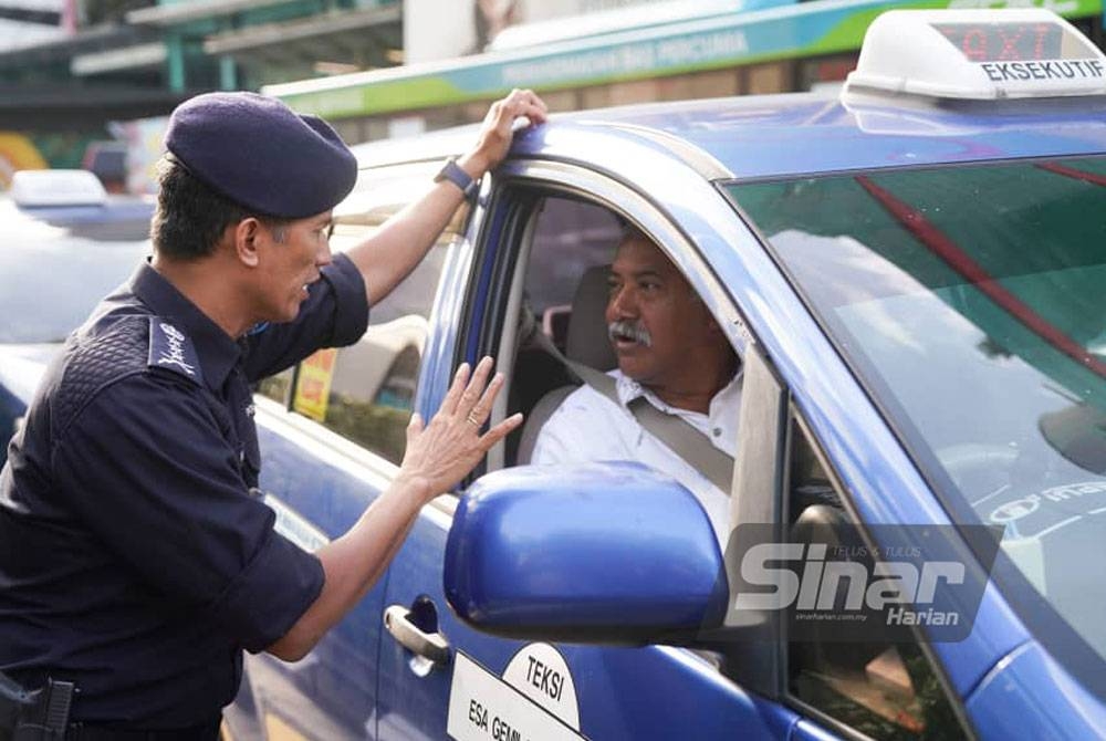 Shuhaily memperkatakan sesuatu kepada pengguna jalan raya semasa Operasi Hormat Undang-Undang Jalan Raya Polis Kuala Lumpur dilakukan di Kuala Lumpur pada Isnin. - Foto SINAR HARIAN/Rosli Talib.