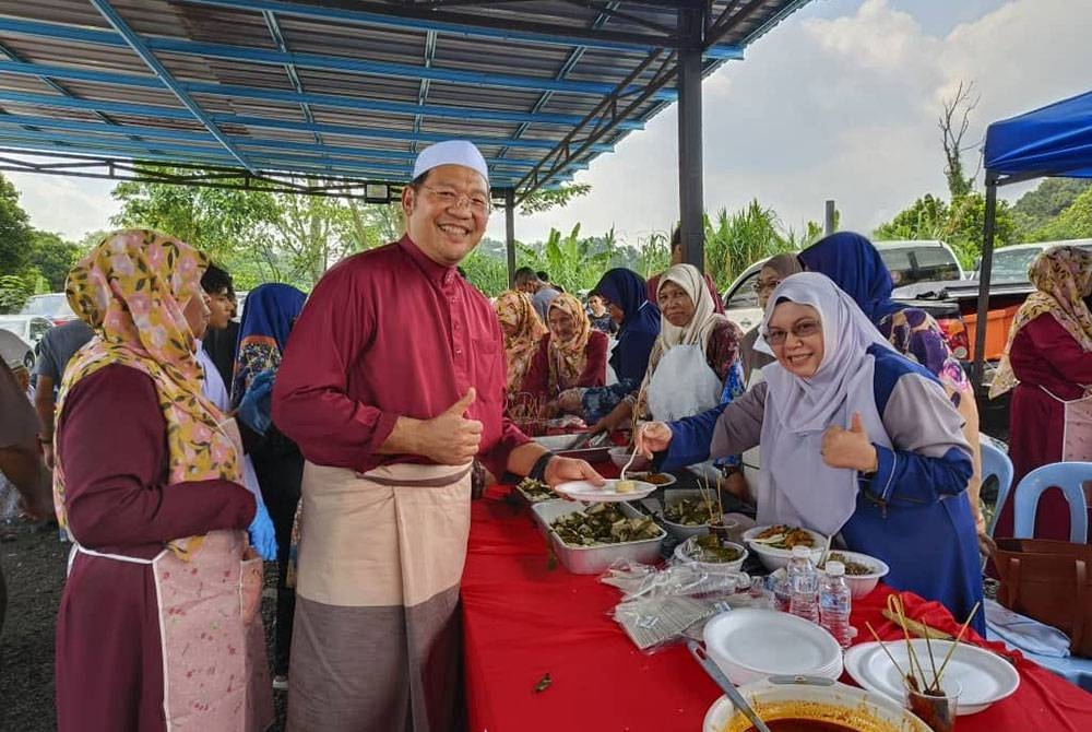 Khairuddin (dua dari kiri) menghadiri program bersama rakyat - Gambar fail