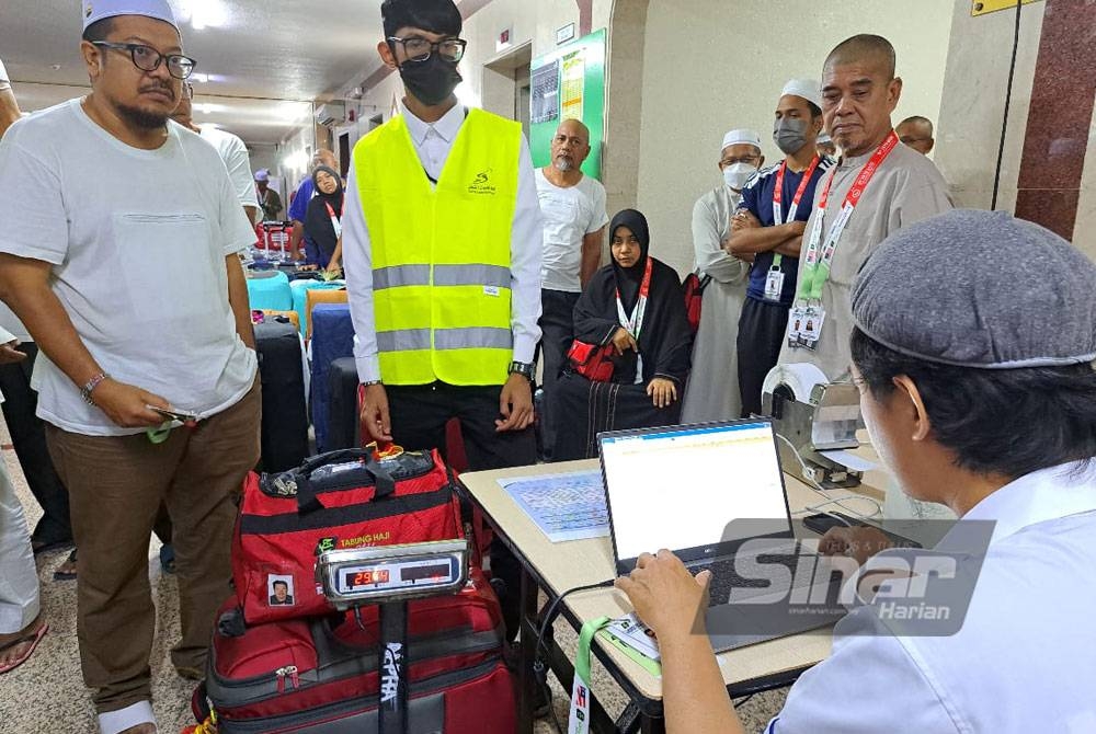 Urusan timbang bagasi di penginapan yang memudahkan jemaah haji.