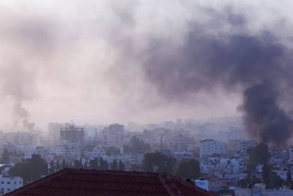 Tentera Israel melancarkan serangan udara ke atas bandar Jenin di Palestin pada awal pagi Isnin yang menyasarkan infrastruktur penduduk Palestin. - Foto Reuters