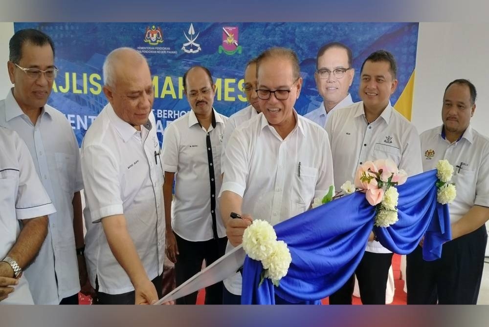 Wan Rosdy (tiga dari kanan) ketika merasmikan majlis ramah mesra bersama kepimpinan sekolah daerah Pekan dan penyerahan blok bangunan baharu sekolah itu, pada Isnin.