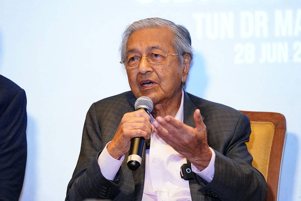 Tun Mahathir bercakap dalam sidang akhbar khas di Hotel Sama-Sama KLIA pada Rabu. - Foto SINAR HARIAN / MOHD HALIM ABDUL WAHID.