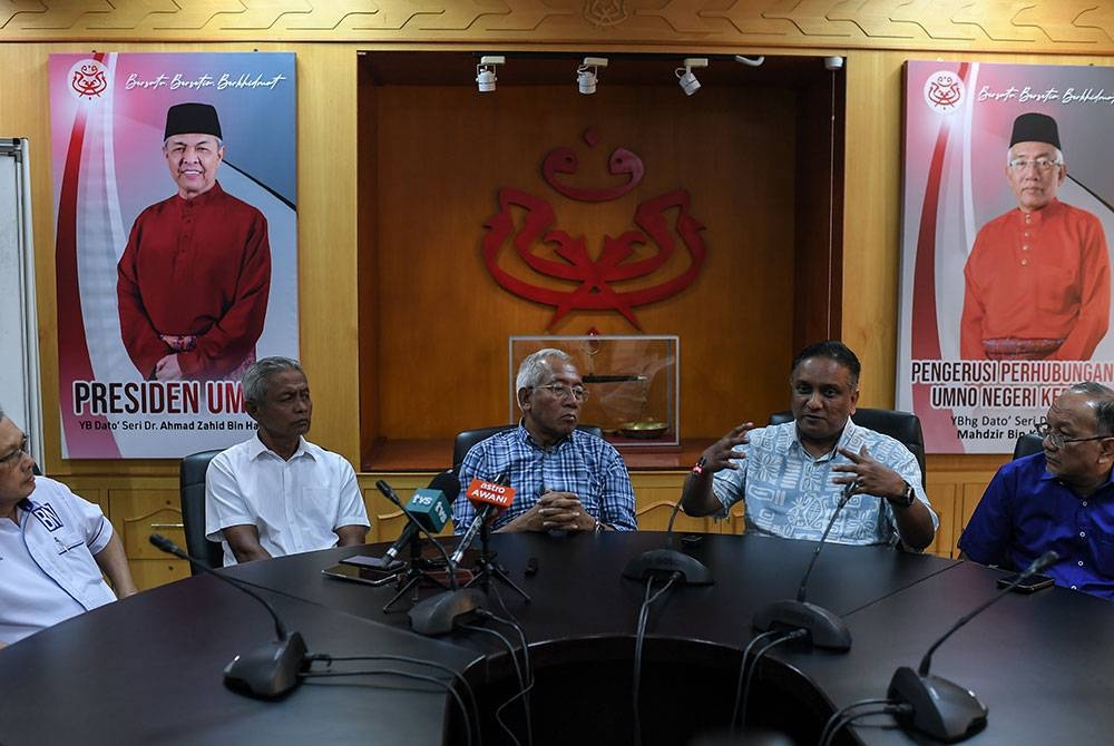 Reezal Merican (dua dari kiri) memberi penerangan ketika sidang media selepas mengadakan perjumpaan dan taklimat Pilihan Raya Negeri Kedah bersama para kepimpinan parti di Bangunan Tunku hari ini. - Foto Bernama