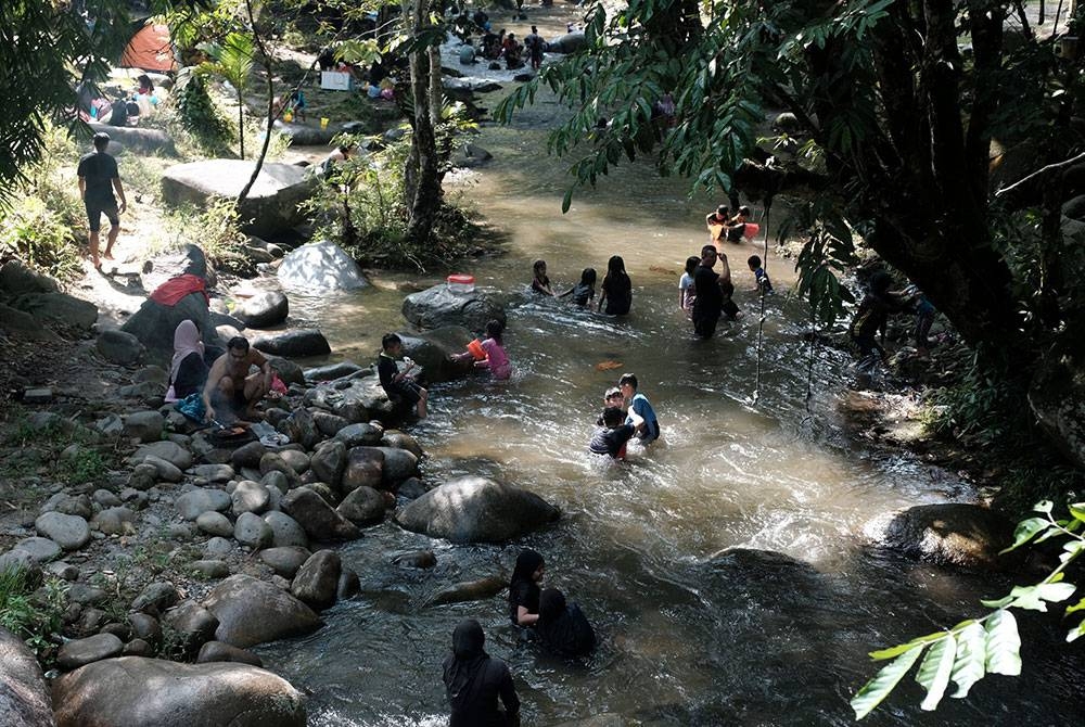 Orang ramai digesa sentiasa mengambil tahu tentang situasi cuaca di lokasi yang dituju. (Gambar hiasan) - Foto Bernama