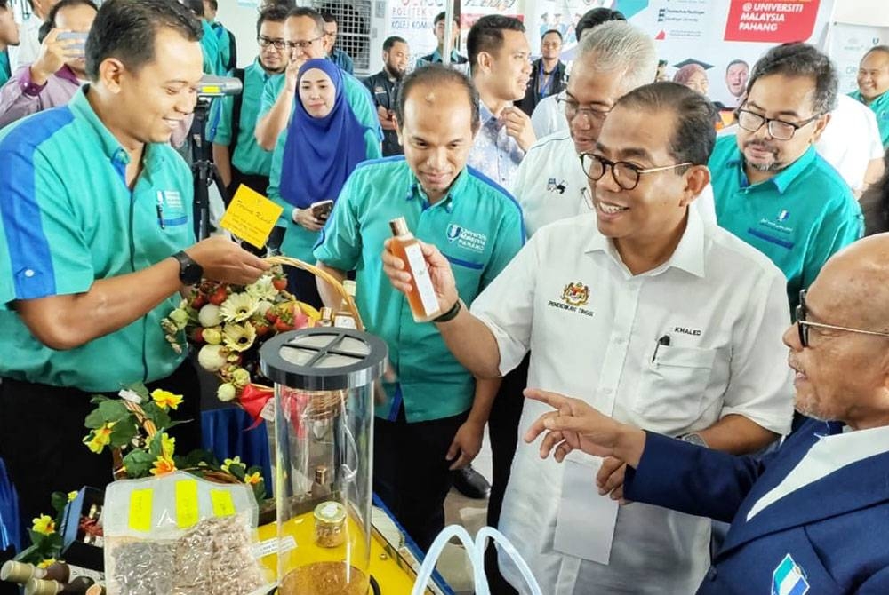 Mohamed Khaled (tengah) mengadakan lawatan kerja di UMP Pekan pada Isnin.