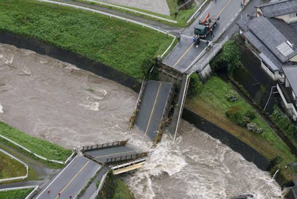 Kira-kira 360,000 penduduk di bandar Kumamoto diminta berpindah ke tempat yang lebih selamat. - Gambar Kyodo via Reuters