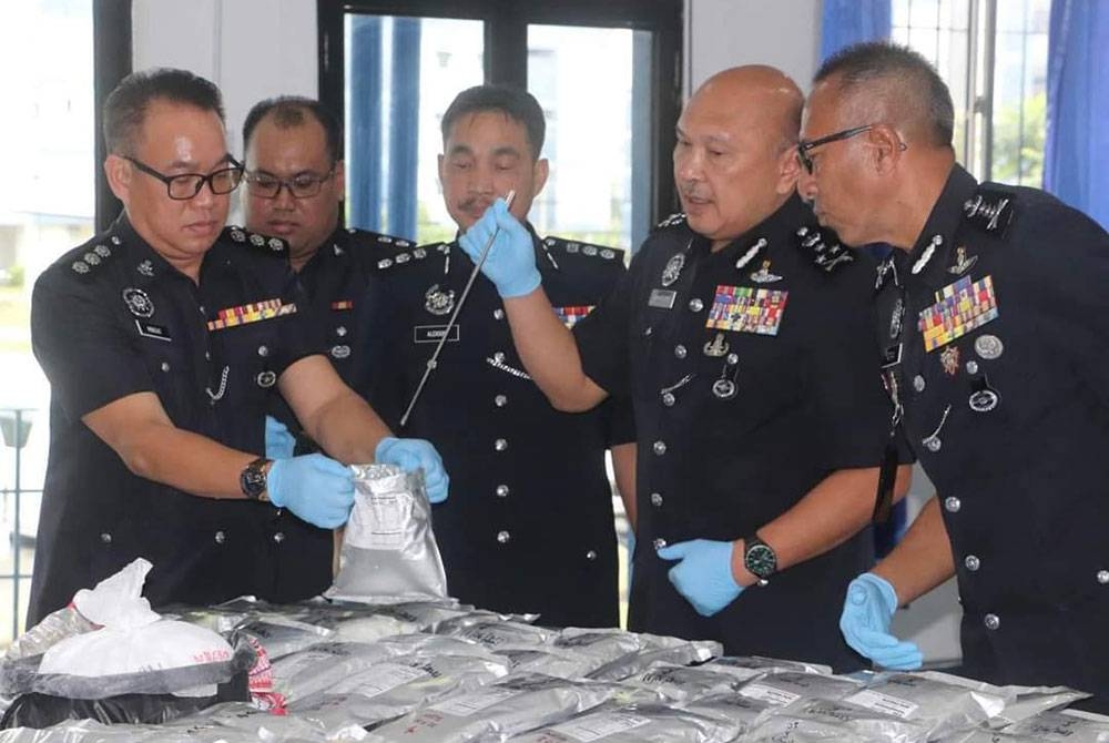 Mohd Kamarudin (dua dari kanan) pada sidang akhbar Jun lalu, mengenai rampasan dadah bernilai RM47.2 juta di Miri, Sarawak. - Foto Facebook JSJN