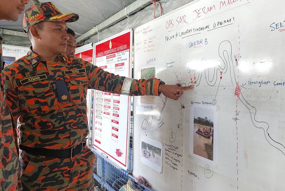 Azman menunjukkan peta lokasi pencarian pada Selasa.