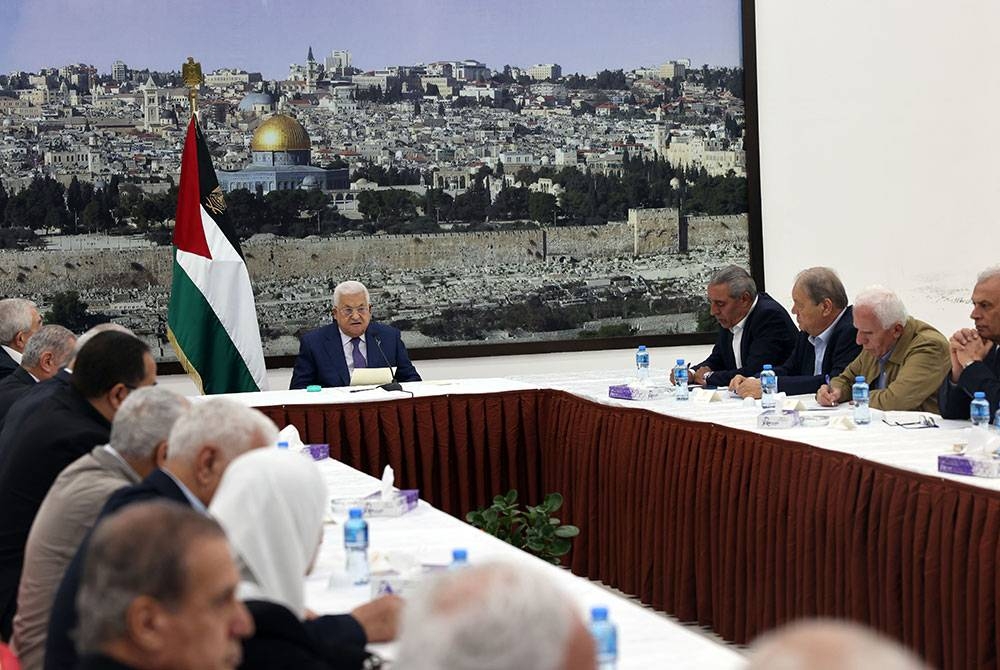 Mahmoud Abbas (tengah) ketika pengerusikan mesyuarat tergempar kepimpinan Palestin di Ramallah pada Isnin. - Foto Pejabat Presiden Palestin/Edaran melalui Xinhua