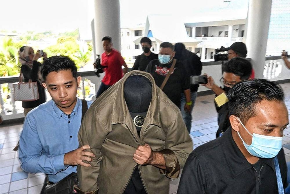 Mohd Azmi (dua,kiri) didenda RM200,000 oleh Mahkamah Sesyen di sini, pada Selasa.