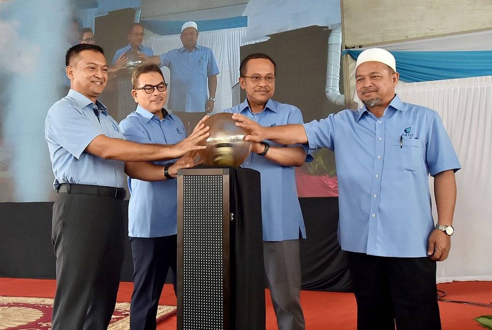 Ahmad Samsuri (dua dari kanan) ketika menyempurnakan perasmian Loji Rawatan Air (LRA) Bukit Berapit di Kuala Nerus, pada Selasa.