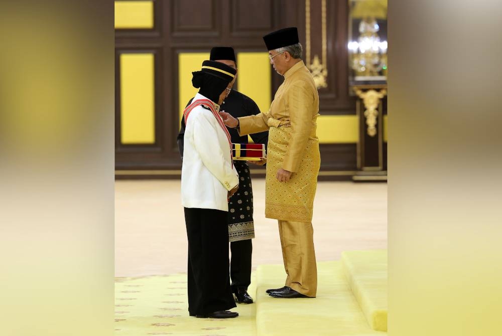 Al-Sultan Abdullah berkenan kurniakan Darjah Panglima Jasa Negara yang membawa gelaran Datuk kepada pelakon veteran, Fauziah Nawi pada Istiadat Pengurniaan Darjah Kebesaran, Bintang dan Pingat Persekutuan di Istana Negara hari ini. - Foto Bernama