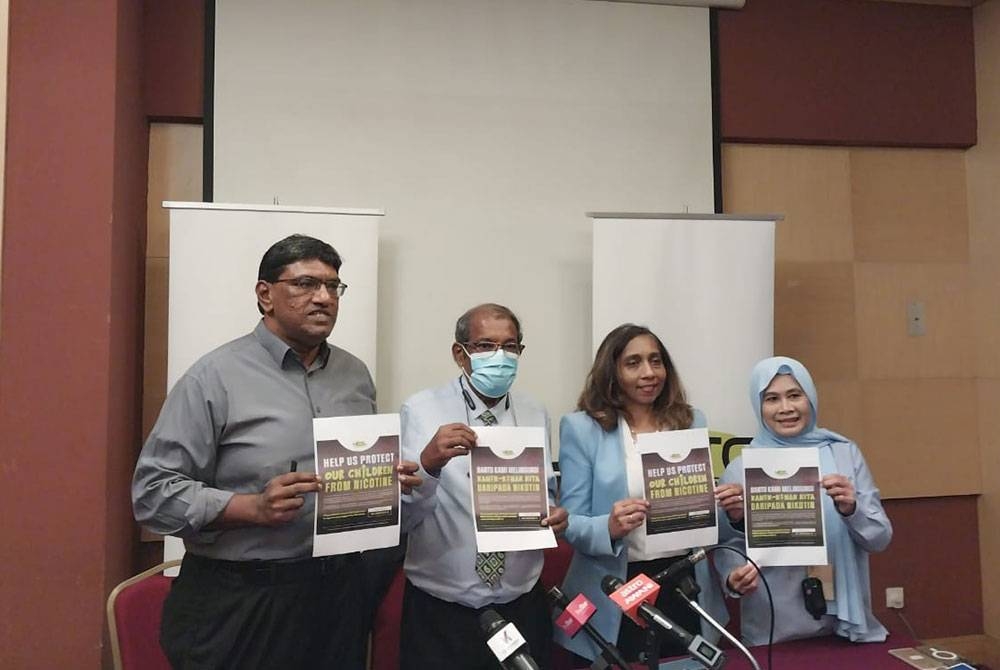 Dari kiri: Dr Murallithan, Muhammad Sha&#039;ani, Sharmila Sekaran dan Roslizawati Md Ali.