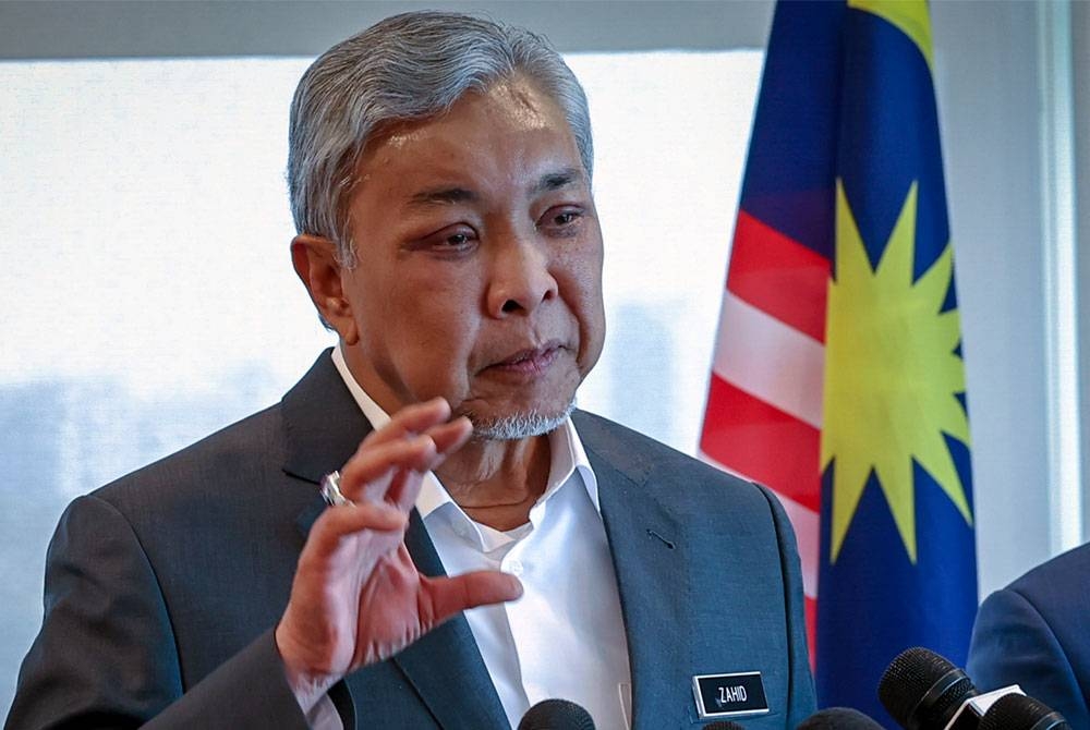 Ahmad Zahid pada sidang media selepas mempengerusikan mesyuarat Majlis Tindakan Sara Hidup Negara (NACCOL di Kementerian Kemajuan Desa dan Wilayah (KKDW), pada Selasa. - Foto Bernama