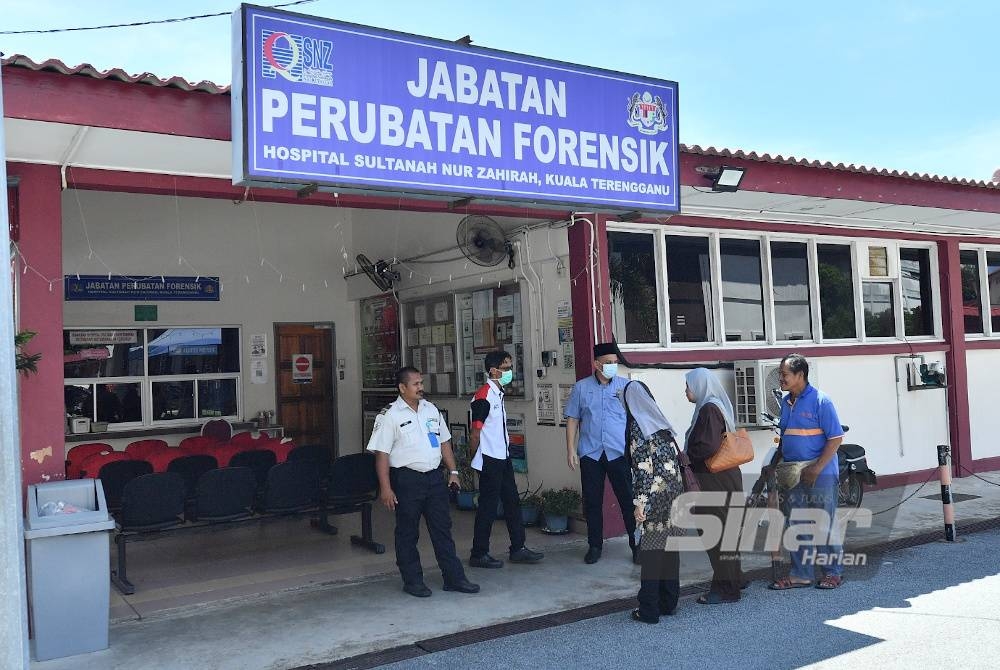 Waris mangsa tragedi kepala air berada di Jabatan Perubatan Forensik HSNZ di Kuala Terengganu bagi menuntut jenazah untuk dibawa ke Felda Lepar Hilir 3, Gambang, Kuantan.