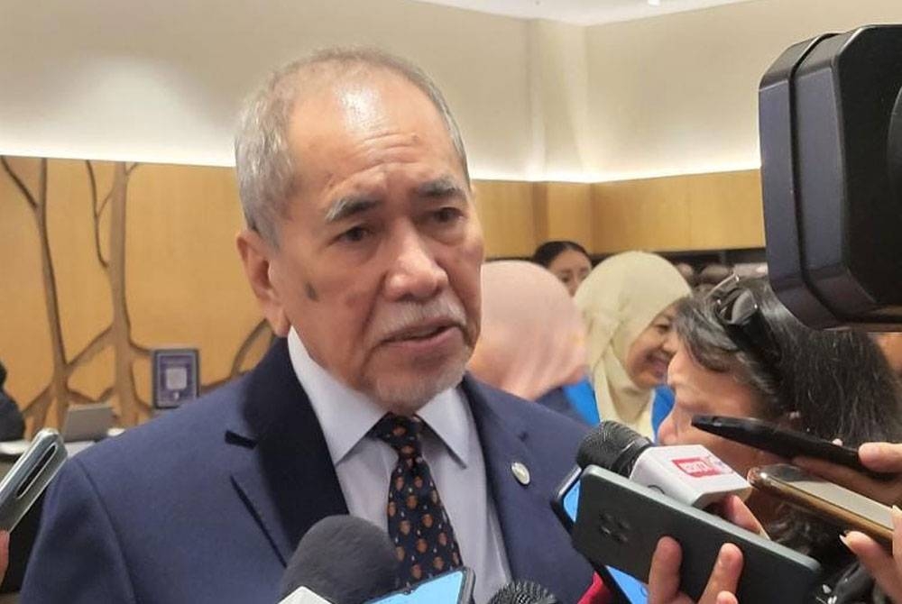 Wan Junaidi ditemui pemberita ketika hadir pada Kolokium Timbang Tara Antarabangsa 2023: Kedaulatan Negara dan Kekebalan dalam Penyelesaian Pertikaian Komersial yang diadakan di SICC Kota Kinabalu pada Selasa.