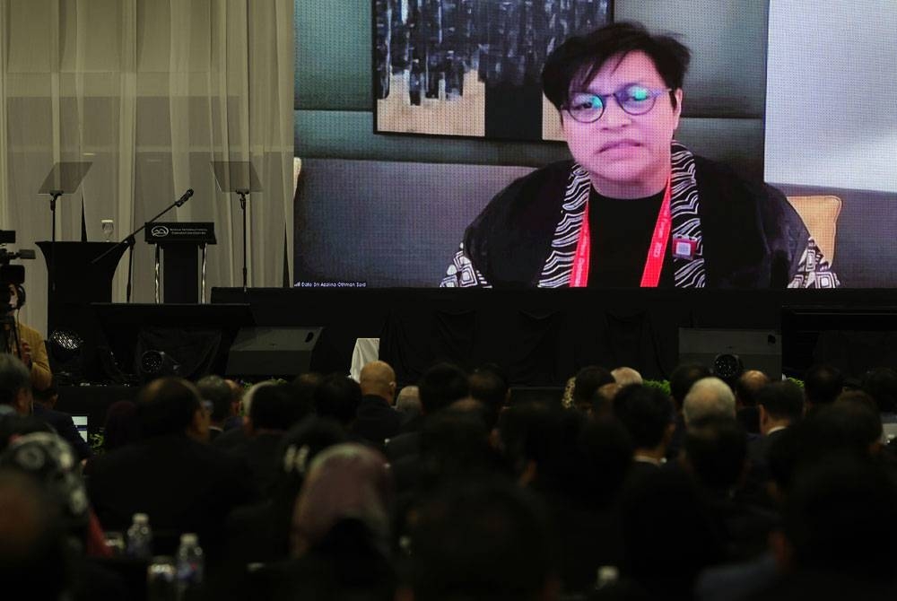 Azalina menyampaikan ucapan secara maya pada majlis Kolokium Timbang Tara Antarabangsa 2023 Kedaulatan dan Kekebalan Negara dalam Timbang Tara Komersial di Pusat Konvensyen Antarabangsa Sabah, pada Selasa. - Foto Bernama