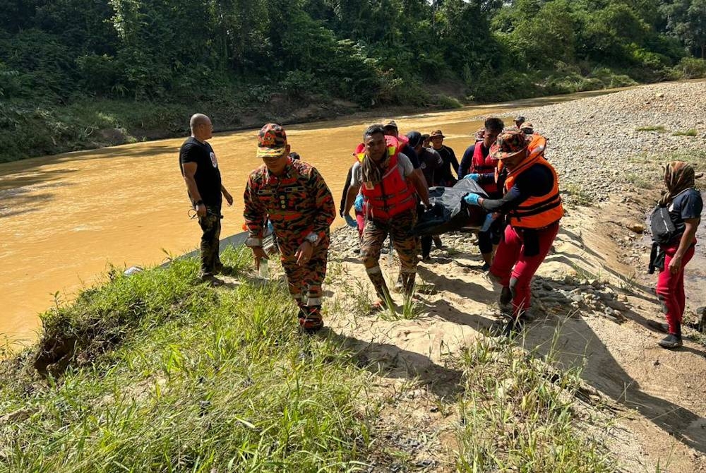 Anggota penyelamat membawa naik mayat kelapan tragedi kepala air di Jeram Air Putih, Kampung Air Putih pada Selasa yang disahkan identitinya sebagai Putri Alleya Maisarah Karim,16.