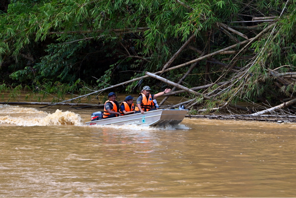 Pasukan penyelamat masih meneruskan operasi mencari mangsa dalam tragedi kepala air di Jeram Air Putih ketika tinjauan di Kampung Teladas, pada Selasa. - Foto Bernama