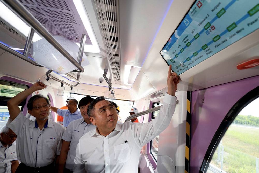 Anthony menaiki tren dari Heavy and Light Maintenance Building (HLMB) Depoh Johan Setia ke trek percubaan ketika meninjau Projek Transit Aliran Ringan Laluan Shah Alam (LRT3), di sini pada Selasa. - Foto Bernama