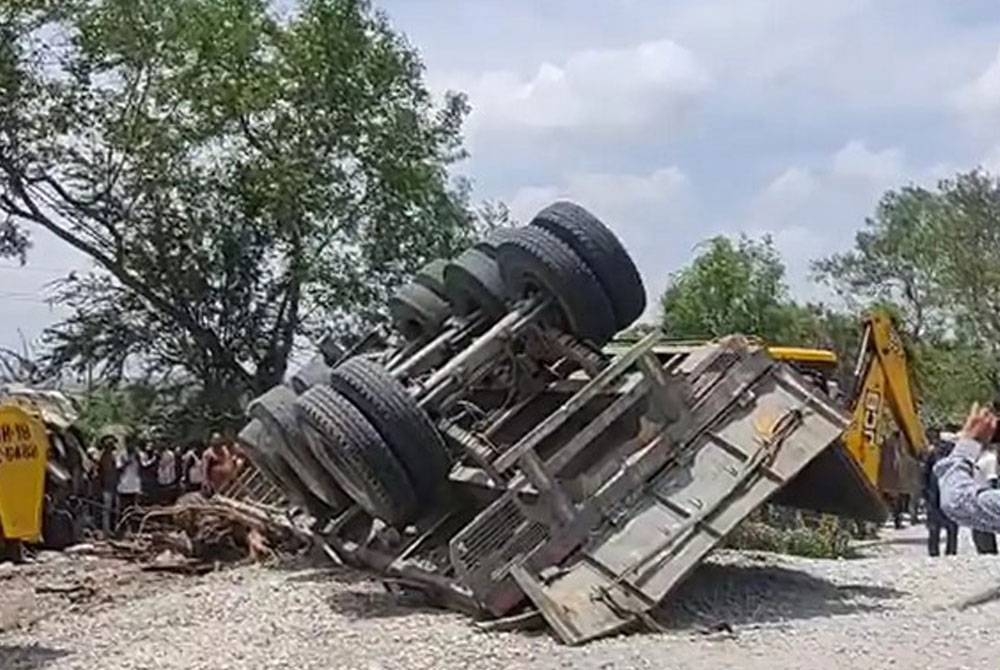 Sekurang-kurangnya 10 orang maut dan 15 lagi cedera apabila sebuah trak yang dipandu laju melanggar tiga kenderaan di sebuah lebuh raya di negeri Maharashtra di barat daya India, pada Selasa.