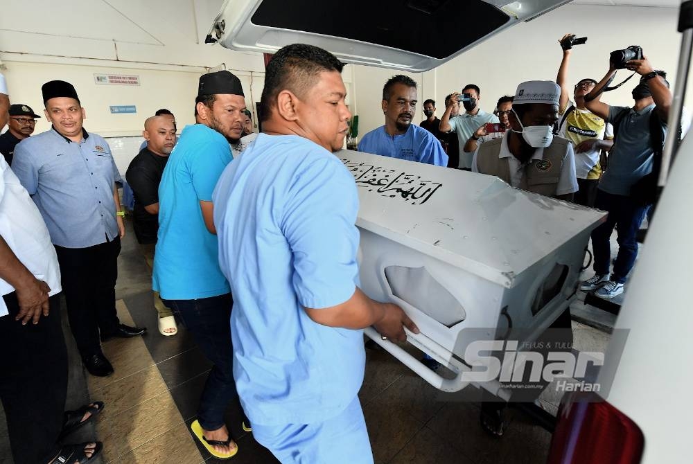 Antara mangsa korban tragedi kepala air di Jeram Air Putih, Kemaman yang dihantar pulang untuk disemadikan di Tanah Perkuburan Islam Felda Lepar Hilir 3, Gambang, Kuantan.