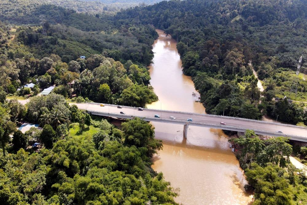 Permandangan dari udara Sungai Taladas selepas tragedi kepala air di Jeram Air Putih ketika tinjauan di Kampung Teladas, pada Selasa. - Foto Bernama