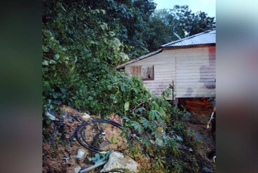 Kejadian tanah runtuh dilaporkan telah mengenai dua rumah penduduk Orang Asli di Kampung Juang, Simpang Pulai pada Selasa. - Foto: ihsan Bomba Perak