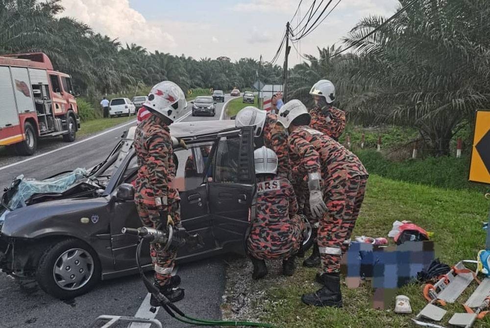 Anggota bomba mengeluarkan mangsa yang tersepit dalam kemalangan melibatkan dua kenderaan di Jalan Gunung Pulai, Kulai, pada Selasa.