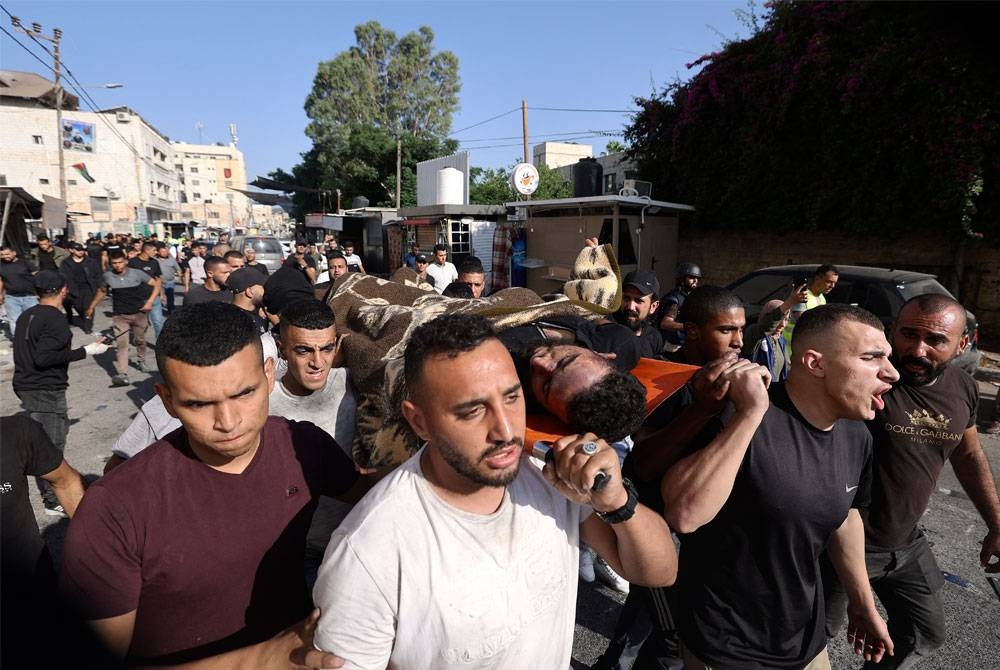 Penduduk Palestin mengusung mayat seorang lelaki yang terkorban dalam serbuan ganas dilancarkan Israel.