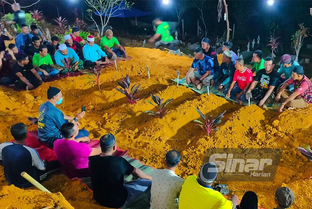 Jenazah tujuh beranak mangsa tragedi kepala air Jeram Air Putih, Kemaman selamat dikebumikan dalam satu liang lahad di Tanah Perkuburan Islam Felda Lepar Hilir 3 di sini, tengah malam pada Selasa.