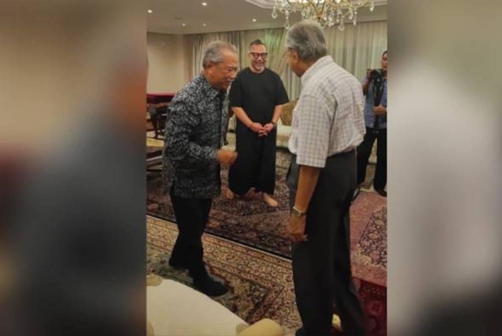 Muhyiddin (kiri) mengadakan pertemuan dengan Dr Mahathir di Kuala Lumpur, malam tadi.