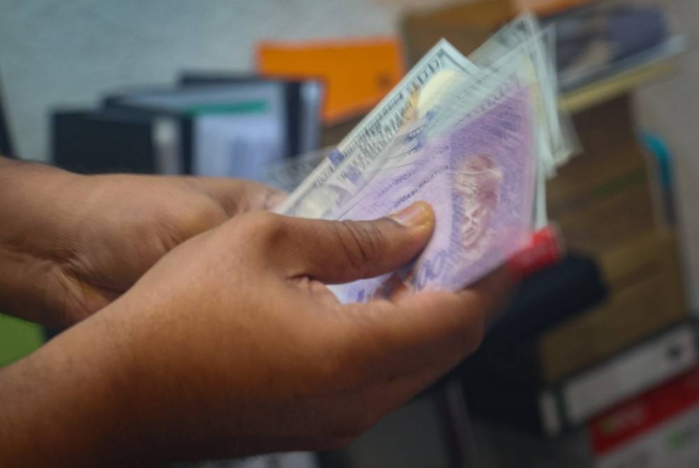 Ringgit dijangka diniagakan dalam julat RM4.64-RM4.65 berbanding dolar AS tatkala peserta pasaran menantikan keputusan OPR oleh BNM. - Foto Bernama