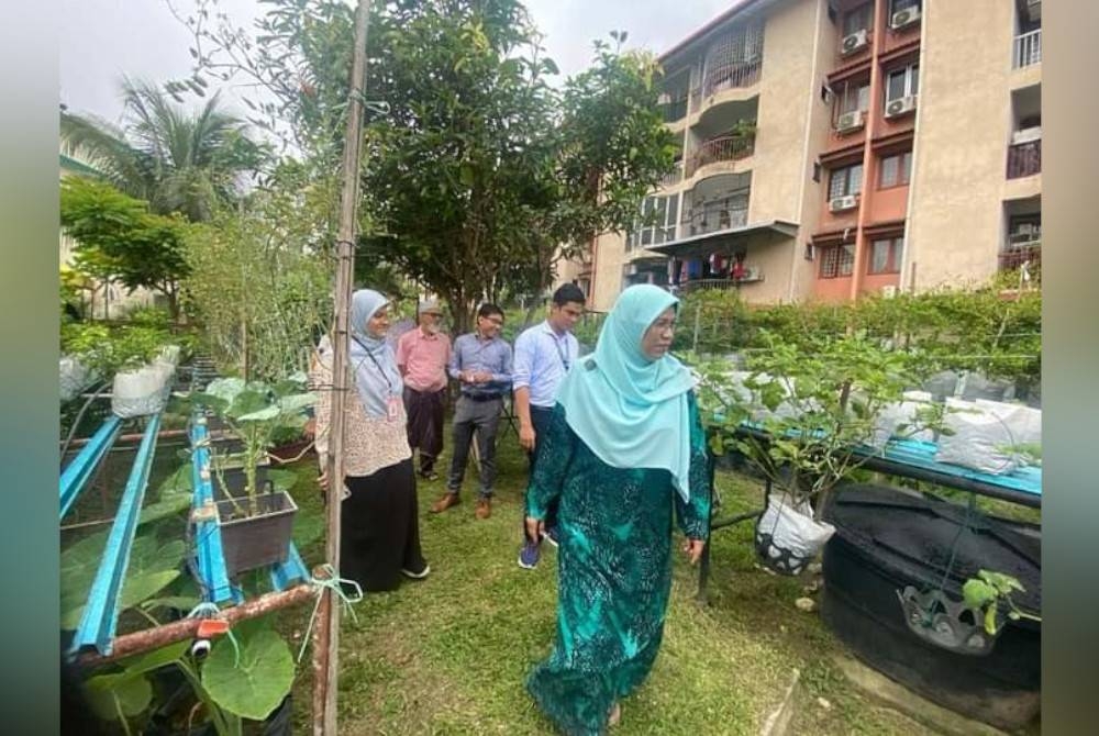 Rodziah ketika mengadakan lawatan ke kebun komuniti pegaga di Bukit Indah, pada Selasa.