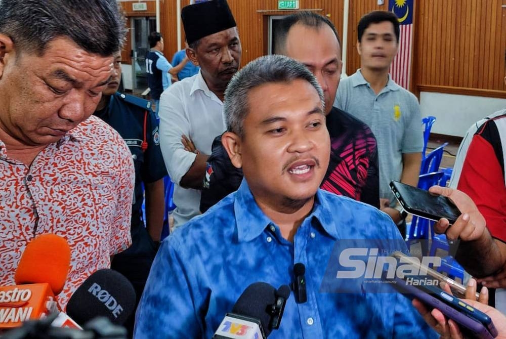 Rais pada sidang akhbar selepas Program Menyantuni Peniaga Banda Hilir di Dewan Taming Sari Majlis Bandaraya Melaka Bersejarah (MBMB) pada malam Selasa.