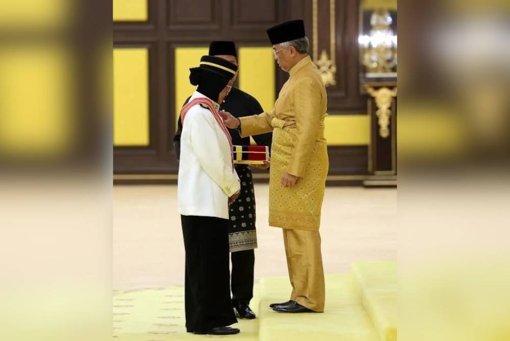 Fauziah Nawi ketika menerima pengurniaan Darjah Panglima Jasa Negara (PJN) yang membawa gelaran Datuk oleh Yang di-Pertuan Agong Al-Sultan Abdullah Ri'ayatuddin Al-Mustafa Billah Shah, pada Selasa.