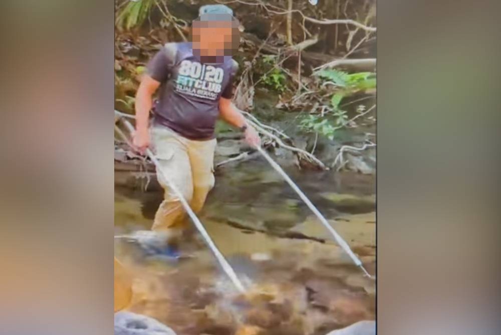 Tangkap layar video tular memaparkan bekas ADUN menangkap ikan menggunakan peralatan terlarang.