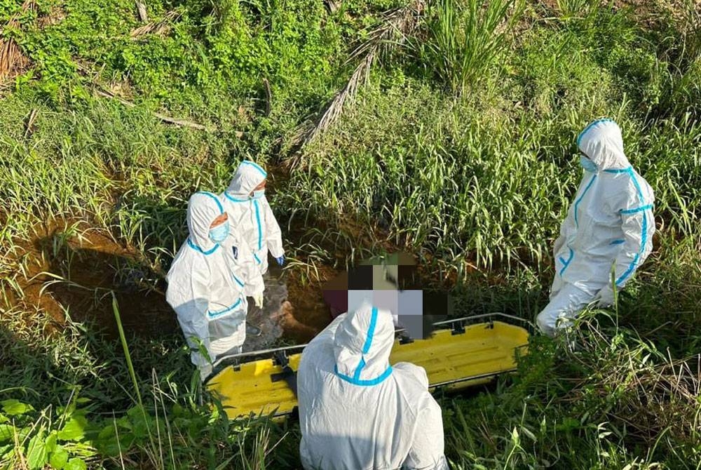 Satu mayat lelaki dijumpai dalam parit di Teluk Bunut, Banting pada Rabu. - Foto Bomba Selangor