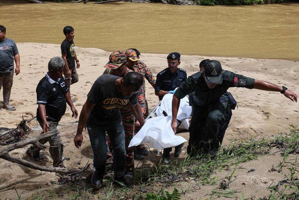 Anggota pasukan penyelamat mengusung mayat mangsa tragedi kepala air di Jeram Air Putih di Sungai Teladas, pada Rabu- Foto Bernama.