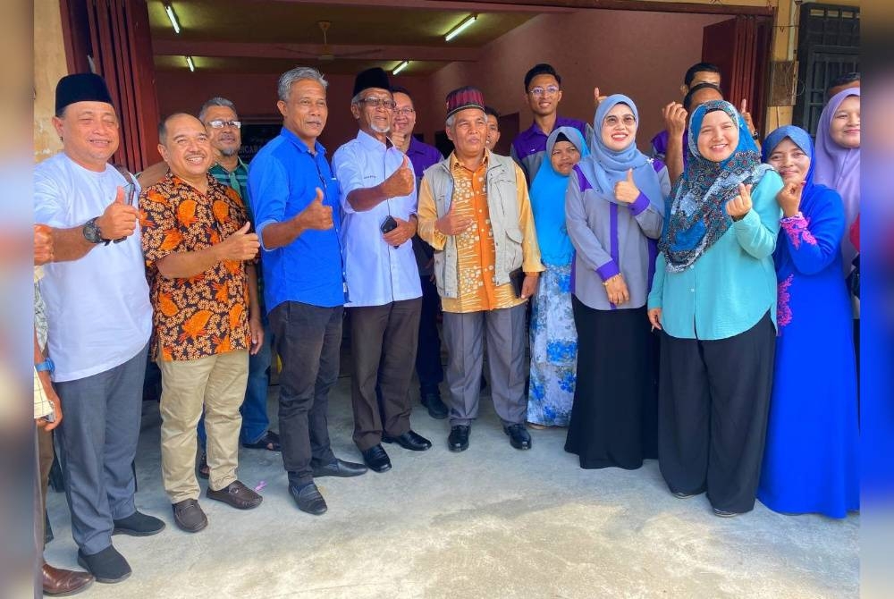 Wan Abdul Rahim (empat dari kiri) bersama mereka yang hadir ke Program Bicara Kenaf di Kampung Slow Machang, Pasir Mas.