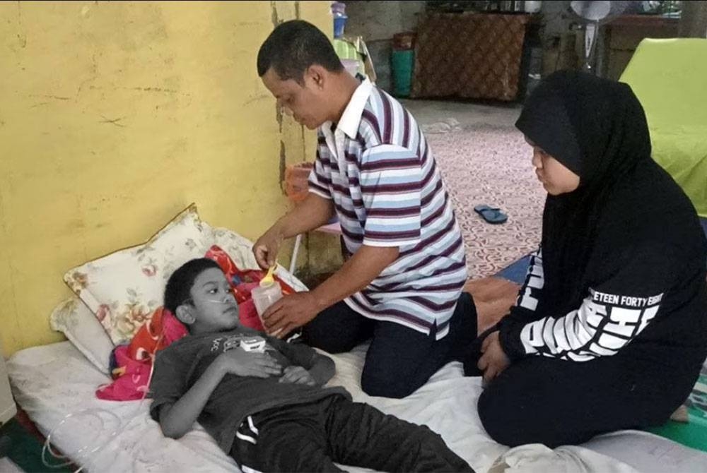 Adam dilaporkan semakin lemah sejak Februari lalu dan perlu bergantung kepada mesin oksigen untuk bernafas di Kampung Parit Haji Ahmad, Pontian.