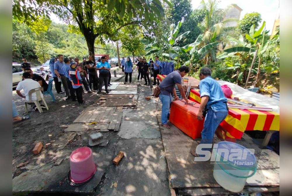 Gerai dibina peniaga di hadapan pangsapuri pula dirobohkan sendiri oleh peniaga.