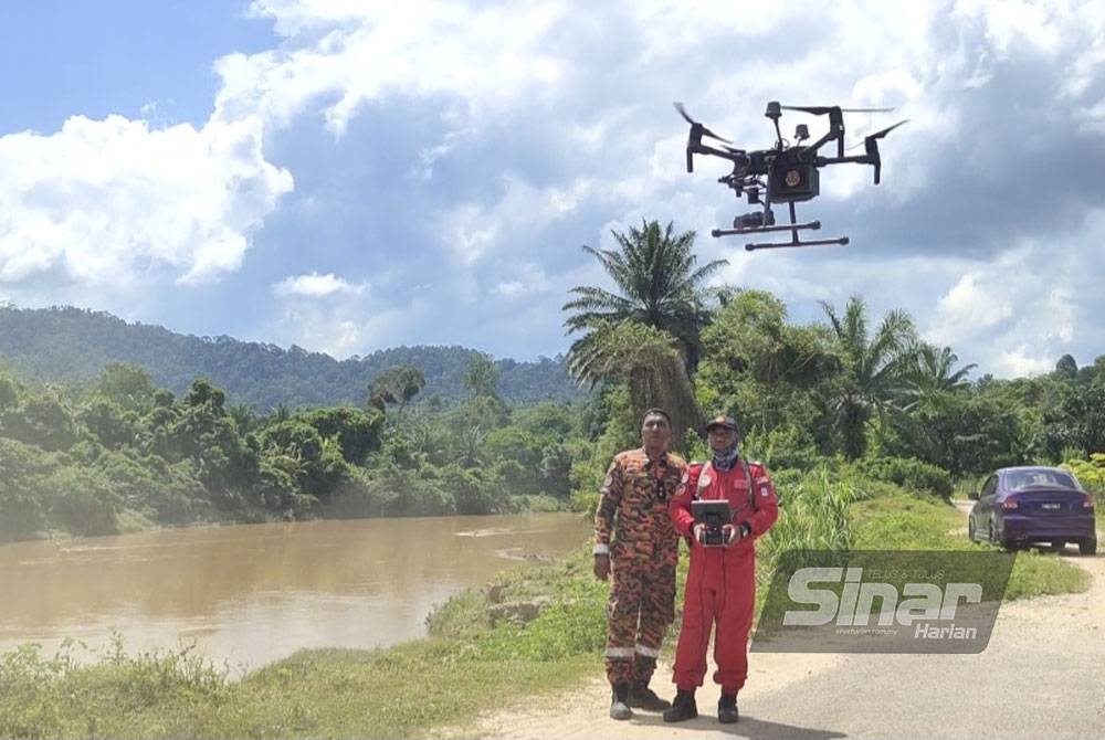 Pencarian menggunakan dron bagi mengesan dua lagi mangsa yang masih hilang dalam kejadian kepala air di Jeram Air Putih, Kampung Air Putih, Kemaman.