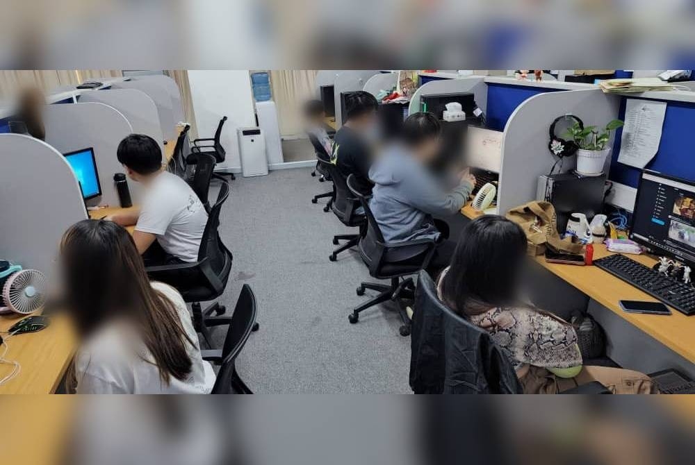 Salah satu bilik digunakan sebagai 'calling centre' untuk aktiviti perjudian dalam talian di tingkat tujuh sebuah kompleks beli-belah di Jalan Pintas, Penampang.