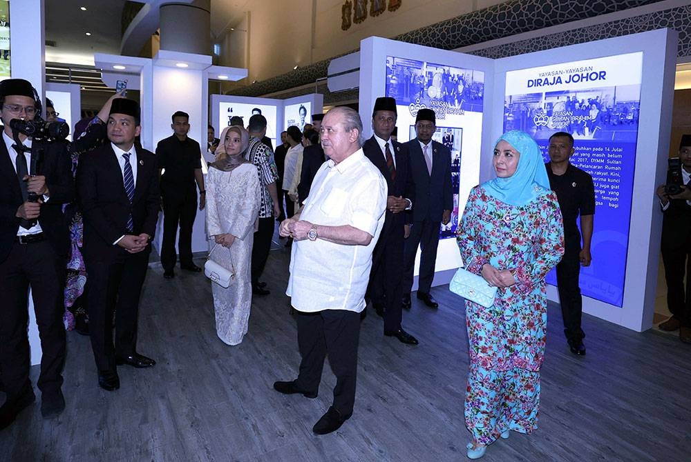 Sultan Ibrahim dan Raja Zarith Sofiah berkenan melawat galeri buku selepas Majlis Penghargaan Yayasan-Yayasan Diraja Johor dan Pelancaran Buku Serta Portal Kesultanan Johor di Pusat Konvensyen Antarabangsa Persada Johor Bahru hari ini. - Foto Bernama